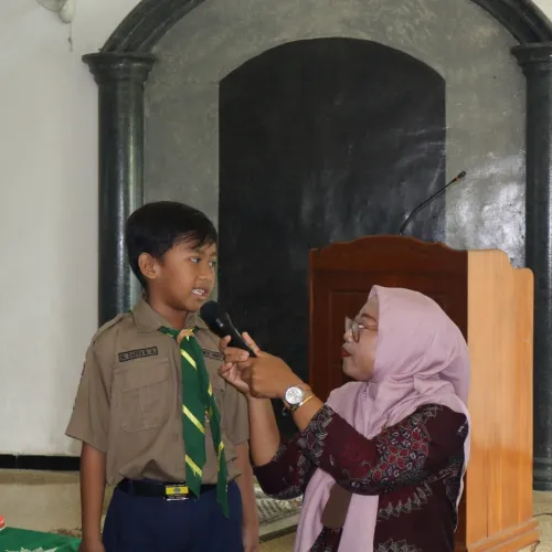 SD Mukrida – Kegiatan Orang Tua Mengajar Tanamkan Etika Berbicara Santun pada Siswa