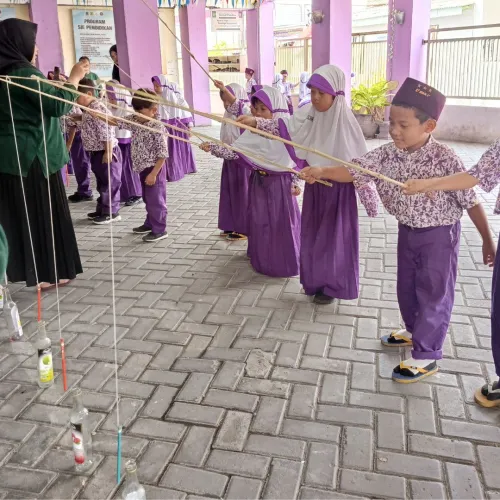 Pancing Pensil hingga Injak Balon, Semarak Lomba Antar Siswa SD Mukrida Penuh Keceriaan