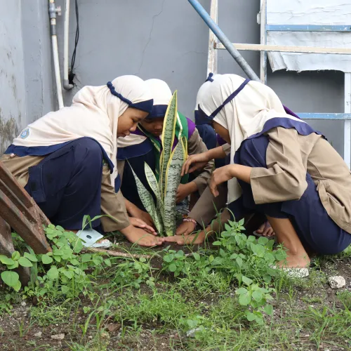 Lawan Pemanasan Global, Ratusan Siswa SD Mukrida Hijaukan Lingkungan Sekolah