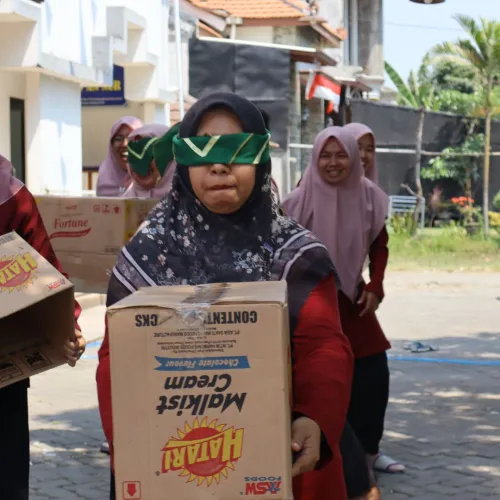 Mancing Kerupuk hingga Estafet Air, Semarak Agustusan Guru SD Mukrida Penuh Keceriaan